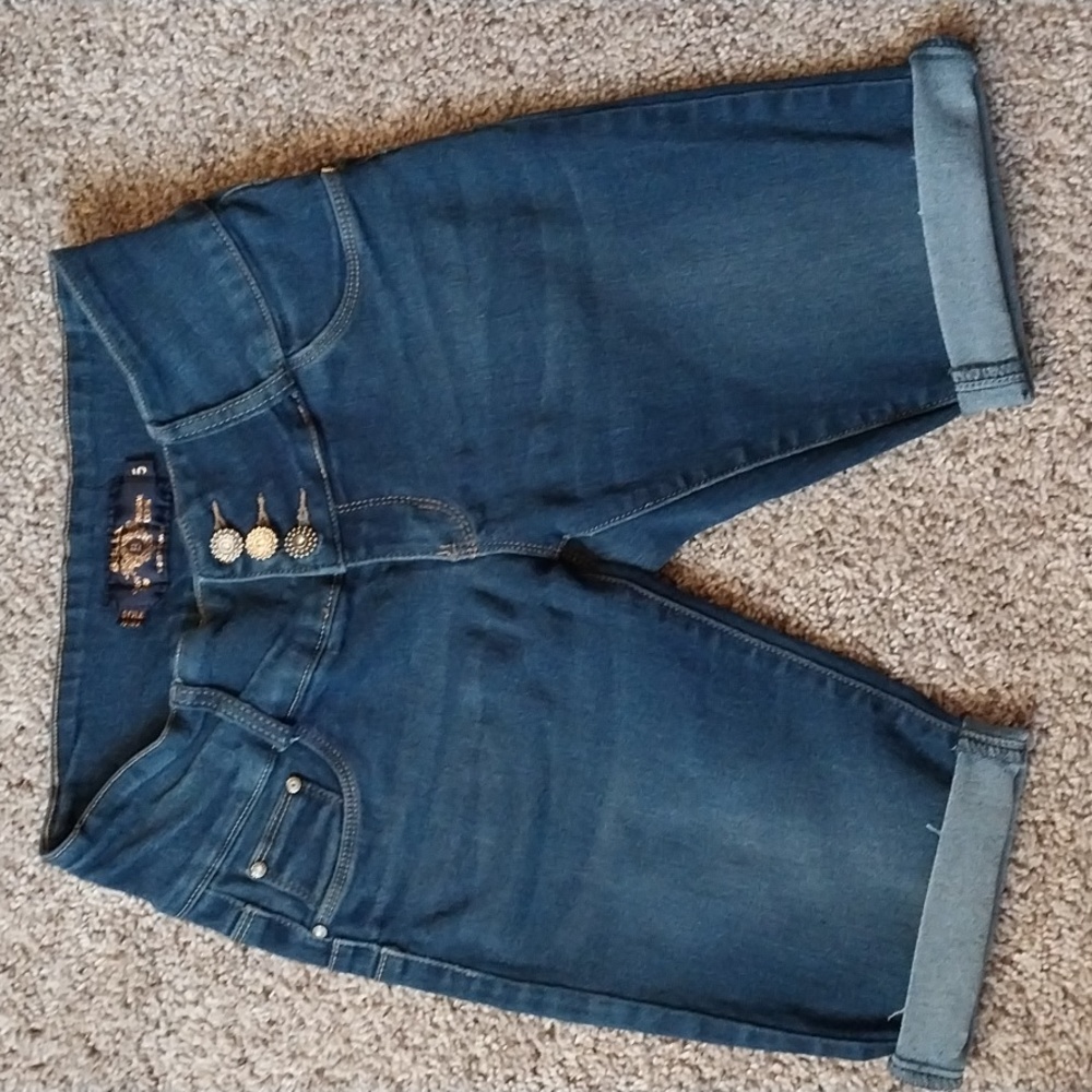 💚 3/$18 BELLA ORIGINAL DENIM SHORT.
